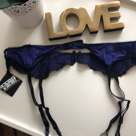 Victoria’s Secret Garterbelt- M\L - Picture 2 of 3